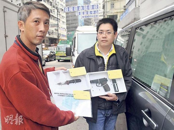 行動中,探員在疑犯身上搜出一把黑色氣槍及8吋長摺刀,估計他正準備犯案。(林智傑攝)警方昨日在尖沙嘴拘捕一名內地男子,他涉嫌與中區近一個月內3宗持槍劫案有關。(林智傑攝) 行動中,探員在疑犯身上搜出一把黑色氣槍及8吋長摺刀,估計他正準備犯案。(林智傑攝)警方昨日在尖沙嘴拘捕一名內地男子,他涉嫌與中區近一個月內3宗持槍劫案有關。(林智傑攝)