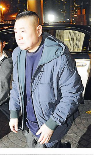 劉鑾雄昨晚再到醫院探甘比,仍封口不接受訪問。(攝影/記者﹕梁榮達)甘比母親抱住孫女,探完女兒離開醫院。(攝影/記者﹕梁榮達)六嬸出現醫院,令大家嚇一跳,不過她輕鬆表示只是探朋友。(攝影/記者﹕梁榮達) 劉鑾雄昨晚再到醫院探甘比,仍封口不接受訪問。(攝影/記者﹕梁榮達)甘比母親抱住孫女,探完女兒離開醫院。(攝影/記者﹕梁榮達)六嬸出現醫院,令大家嚇一跳,不過她輕鬆表示只是探朋友。(攝影/記者﹕梁榮達)