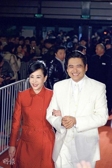 發哥與發嫂以白紅造型亮相,立即成為焦點。(攝影﹕娛樂組)劉偉強親自為腳傷未癒的黃曉明推輪椅行紅地氈,前者好像有點吃力,後者則舒服輕鬆。(攝影﹕娛樂組) 發哥與發嫂以白紅造型亮相,立即成為焦點。(攝影﹕娛樂組)劉偉強親自為腳傷未癒的黃曉明推輪椅行紅地氈,前者好像有點吃力,後者則舒服輕鬆。(攝影﹕娛樂組)