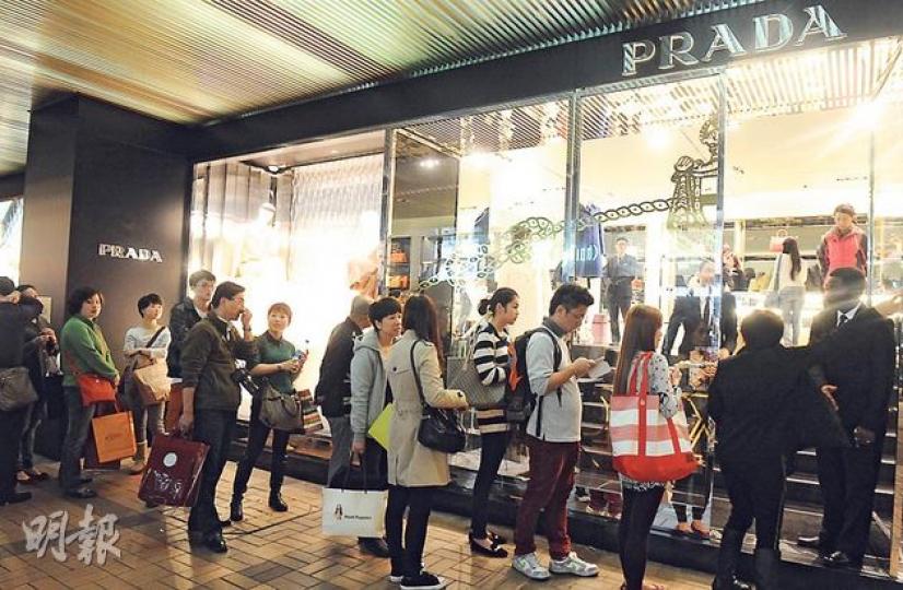 尖沙嘴廣東道名店街,今年夏天一度消失的購物人龍,臨近聖誕節再度重現,圖為昨天傍晚廣東道PRADA分店前的人龍。(劉焌陶攝)來自東北吉林的韓先生和幾位朋友首次赴港過聖誕,昨晚購物已花費數萬元。他們會逗留到聖誕節後,等節後商家有更多減價促銷活動,再加碼消費。(劉焌陶攝)來自重慶的向女士參加旅行團赴港,希望購入高檔奢侈品。由於旅行團不安排團友集體去高檔商場購物,她回到酒店之後獨自出來,到海港城消費,預期花費數萬元。(劉焌陶攝) 尖沙嘴廣東道名店街,今年夏天一度消失的購物人龍,臨近聖誕節再度重現,圖為昨天傍晚廣東道PRADA分店前的人龍。(劉焌陶攝)來自東北吉林的韓先生和幾位朋友首次赴港過聖誕,昨晚購物已花費數萬元。他們會逗留到聖誕節後,等節後商家有更多減價促銷活動,再加碼消費。(劉焌陶攝)來自重慶的向女士參加旅行團赴港,希望購入高檔奢侈品。由於旅行團不安排團友集體去高檔商場購物,她回到酒店之後獨自出來,到海港城消費,預期花費數萬元。(劉焌陶攝)