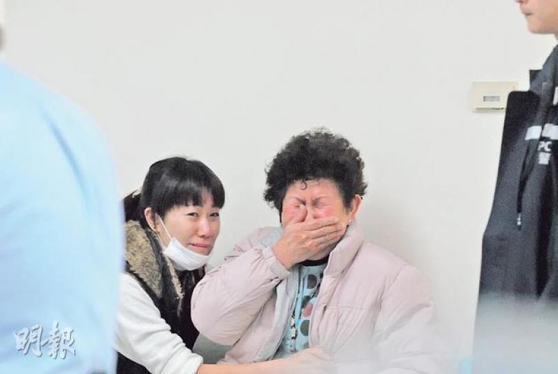 死者何九的親友到醫院了解情况,其妻女得悉死訊,相擁痛哭。(雲錦鋒攝) 死者何九的親友到醫院了解情况,其妻女得悉死訊,相擁痛哭。(雲錦鋒攝)