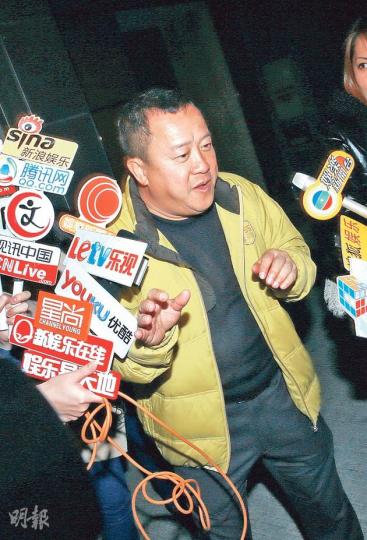 被大批傳媒包圍訪問,志偉無奈地請求﹕「畀條路我行!」(明報記者攝)阿佘飲到面紅手紅,向現場記者揮手道別。(明報記者攝)樂易玲這晚半帶醉意,盡興而歸。(明報記者攝)黃宗澤力撐志偉見慣風浪,不用替對方擔心。(明報記者攝)梁靖琪(右)與周家蔚一起離開時,不慎頭撞鐵閘,暈得一陣陣。(明報記者攝) 被大批傳媒包圍訪問,志偉無奈地請求﹕「畀條路我行!」(明報記者攝)阿佘飲到面紅手紅,向現場記者揮手道別。(明報記者攝)樂易玲這晚半帶醉意,盡興而歸。(明報記者攝)黃宗澤力撐志偉見慣風浪,不用替對方擔心。(明報記者攝)梁靖琪(右)與周家蔚一起離開時,不慎頭撞鐵閘,暈得一陣陣。(明報記者攝)