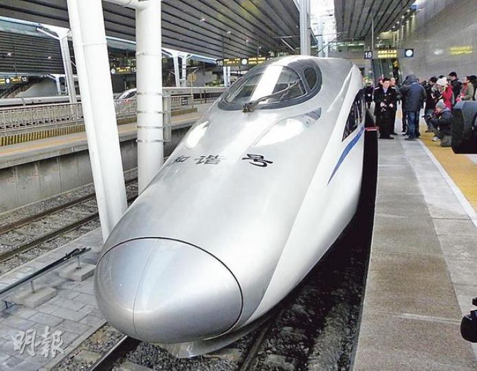 京廣高鐵使用的是與京滬高鐵線一樣的380型高速動車組。(明報記者攝)鐵道部運輸局副局長趙春雷(圖)表示,有信心在正式營運後,高鐵的正點率可以達到95%。(明報記者攝) 京廣高鐵使用的是與京滬高鐵線一樣的380型高速動車組。(明報記者攝)鐵道部運輸局副局長趙春雷(圖)表示,有信心在正式營運後,高鐵的正點率可以達到95%。(明報記者攝)