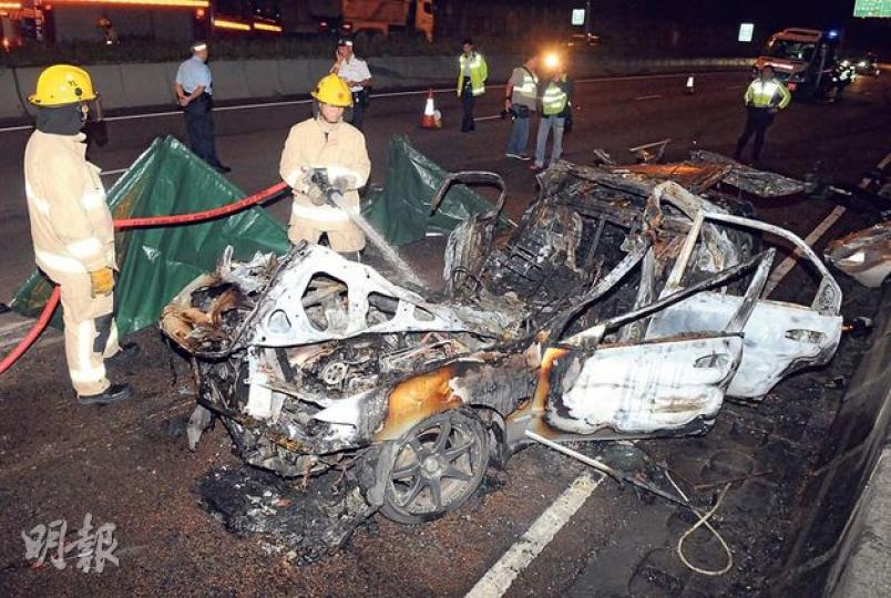 新田公路近壆圍奪命車禍,大馬力本田雅閣私家車撞至車頭嚴重損毁後着火,消防員趕至救熄後,車身已被燒熔,車上兩人慘被燒死。圖中兩綠色帳篷用以覆蓋屍體。(蔡方山攝)新田公路近壆圍奪命車禍中,運魚貨車被私家車撞至翻側,專家估計撞擊衝力或達6噸。(蔡方山攝)車禍現場遮屍布下露出燒焦的腳趾。(蔡方山攝)28歲姓盧運魚貨車司機稱,意外後他見到私家車起火,車內兩男子昏迷,但他因失去手機無法即時報警,亦不敢貿然冒險救人,最後私家車上兩人葬身烈火。(蔡方山攝) 新田公路近壆圍奪命車禍,大馬力本田雅閣私家車撞至車頭嚴重損毁後着火,消防員趕至救熄後,車身已被燒熔,車上兩人慘被燒死。圖中兩綠色帳篷用以覆蓋屍體。(蔡方山攝)新田公路近壆圍奪命車禍中,運魚貨車被私家車撞至翻側,專家估計撞擊衝力或達6噸。(蔡方山攝)車禍現場遮屍布下露出燒焦的腳趾。(蔡方山攝)28歲姓盧運魚貨車司機稱,意外後他見到私家車起火,車內兩男子昏迷,但他因失去手機無法即時報警,亦不敢貿然冒險救人,最後私家車上兩人葬身烈火。(蔡方山攝)