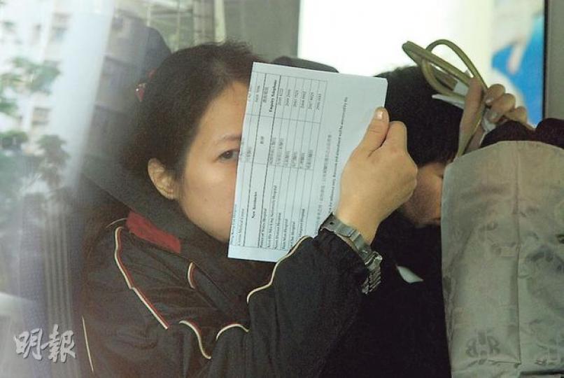 涉嫌盜竊財物的懷孕女賊送院檢驗後被警方拘捕帶署。(林耀華攝) 涉嫌盜竊財物的懷孕女賊送院檢驗後被警方拘捕帶署。(林耀華攝)