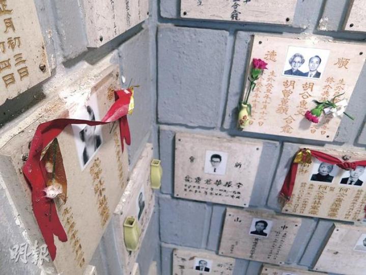 記者在靈灰安置所內見到兩個受損龕位分別被「山狗」鑿出約兩吋乘1吋的凹痕,雖然內裏骨灰無損,但一名年僅11歲便早夭女童的靈位遺照(圖左)有四分之一已被鑿毁。(林耀華攝)靈灰安置所職員早已把「孖寶」的照片貼於辦公室,提醒保安員若見到此人要即時驅趕。(林耀華攝) 記者在靈灰安置所內見到兩個受損龕位分別被「山狗」鑿出約兩吋乘1吋的凹痕,雖然內裏骨灰無損,但一名年僅11歲便早夭女童的靈位遺照(圖左)有四分之一已被鑿毁。(林耀華攝)靈灰安置所職員早已把「孖寶」的照片貼於辦公室,提醒保安員若見到此人要即時驅趕。(林耀華攝)