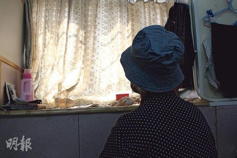 現年80歲的陳婆婆,過去兩年一直疑被媳婦精神虐待,出言侮辱她「咁多人死唔見你死」,又在半夜三更喚醒她要求她馬上離家,有時更會驚動鄰居。陳婆婆內心甚感鬱悶,在社福機構安排下於3個月前搬到老人院居住。(錢瑋琪攝)(明報製圖) 現年80歲的陳婆婆,過去兩年一直疑被媳婦精神虐待,出言侮辱她「咁多人死唔見你死」,又在半夜三更喚醒她要求她馬上離家,有時更會驚動鄰居。陳婆婆內心甚感鬱悶,在社福機構安排下於3個月前搬到老人院居住。(錢瑋琪攝)(明報製圖)