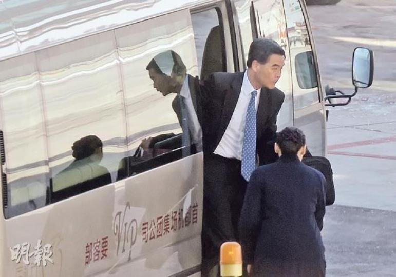 特首梁振英昨日結束北京的述職活動,昨午到北京首都機場乘飛機返港。他昨晨曾與港澳辦主任王光亞見面,但沒有交代會面內容。(余俊亮攝) 特首梁振英昨日結束北京的述職活動,昨午到北京首都機場乘飛機返港。他昨晨曾與港澳辦主任王光亞見面,但沒有交代會面內容。(余俊亮攝)