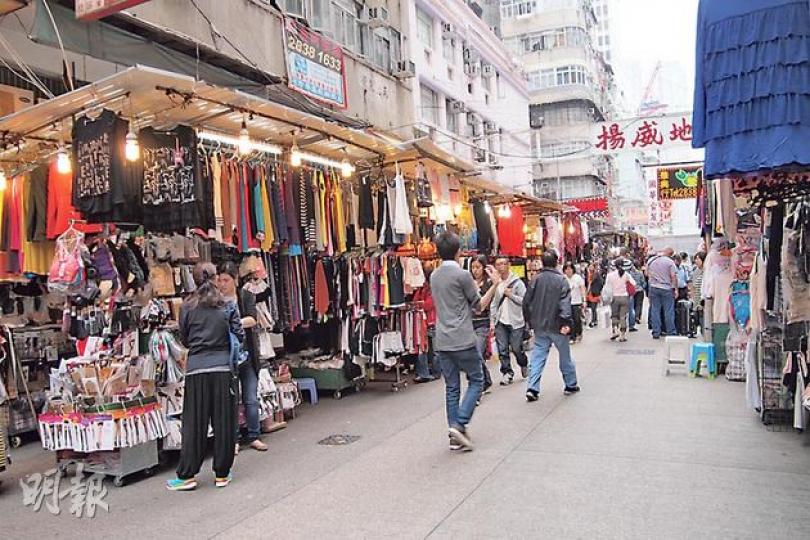 (寶兒攝)寶靈商場(寶兒攝)熊貓圖案!(寶兒攝)Miru手製的手袋,與花鞋配成一對,手袋還有不同款式。(寶兒攝)帶路人物 第三代傳人Miru(寶兒攝)上海意達店內的布料色彩花紋繁多(寶兒攝)老闆娘Chompa與丈夫(寶兒攝)明叔屋外貼上「明記皮鞋」,熟客們早已懂得門路。(寶兒攝)明叔最近做好的皮鞋,面皮是漆皮,再縫上膠鞋底,做功結實。(寶兒攝)磨刀匠華叔(寶兒攝)(寶兒攝)(寶兒攝)(明報製圖) (寶兒攝)寶靈商場(寶兒攝)熊貓圖案!(寶兒攝)Miru手製的手袋,與花鞋配成一對,手袋還有不同款式。(寶兒攝)帶路人物 第三代傳人Miru(寶兒攝)上海意達店內的布料色彩花紋繁多(寶兒攝)老闆娘Chompa與丈夫(寶兒攝)明叔屋外貼上「明記皮鞋」,熟客們早已懂得門路。(寶兒攝)明叔最近做好的皮鞋,面皮是漆皮,再縫上膠鞋底,做功結實。(寶兒攝)磨刀匠華叔(寶兒攝)(寶兒攝)(寶兒攝)(明報製圖)