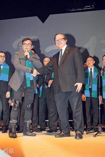 阿倫(左)與譚兆炳校長(右)握手又合唱,兩位譚校長同台,掀動全晚高潮氣氛。(攝影/記者:鍾一虹、林蘊兒)阿倫取笑梁繼璋(圓圖)的10歲大兒子身形瘦削。(攝影/記者:鍾一虹、林蘊兒)王敏德(左起)與12歲的囝囝王躍穎父子檔上陣合唱英文歌演出,長女王曼喜、太太馬詩慧當然到場打氣。(攝影/記者:鍾一虹、林蘊兒) 阿倫(左)與譚兆炳校長(右)握手又合唱,兩位譚校長同台,掀動全晚高潮氣氛。(攝影/記者:鍾一虹、林蘊兒)阿倫取笑梁繼璋(圓圖)的10歲大兒子身形瘦削。(攝影/記者:鍾一虹、林蘊兒)王敏德(左起)與12歲的囝囝王躍穎父子檔上陣合唱英文歌演出,長女王曼喜、太太馬詩慧當然到場打氣。(攝影/記者:鍾一虹、林蘊兒)
