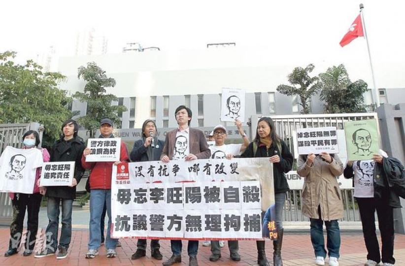 約10名社民連成員及其支持者在法院外聲援吳文遠（左五），他們均表示今次是政治檢控。（李澤彤攝）