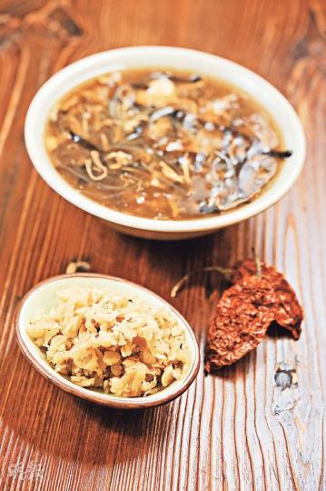 碗仔翅（上）、菜脯（下） - Florence的菜脯每日炒，加入印度鬼椒炒至乾身，濕氣蒸發，更入味。（上湯碗仔翅 $20，菜脯 $30/100克，A）（葉思雅、陳淑安攝）