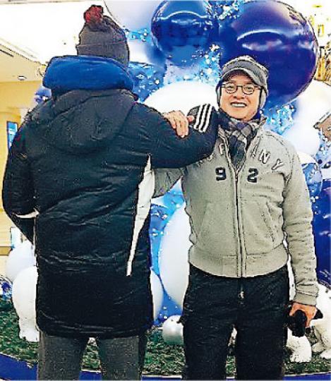 大家都估阿倫身邊的﹁神秘人」是他的兒子譚曉風,但原來是其外籍妹夫呢!(微博圖片) 大家都估阿倫身邊的﹁神秘人」是他的兒子譚曉風,但原來是其外籍妹夫呢!(微博圖片)