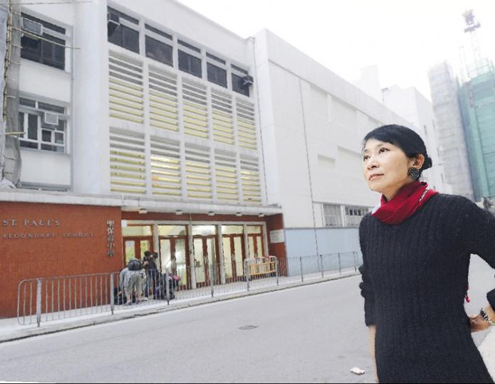 立法會議員毛孟靜是跑馬地名校聖保祿中學70年代的校友,回想往日母校主張人人平等、同學之間沒有階級觀念的校園生活片段,對於母校有意轉型直資,她表示感到遺憾可惜。(余俊亮攝)
立法會議員毛孟靜是跑馬地名校聖保祿中學70年代的校友,回想往日母校主張人人平等、同學之間沒有階級觀念的校園生活片段,對於母校有意轉型直資,她表示感到遺憾可惜。(余俊亮攝)