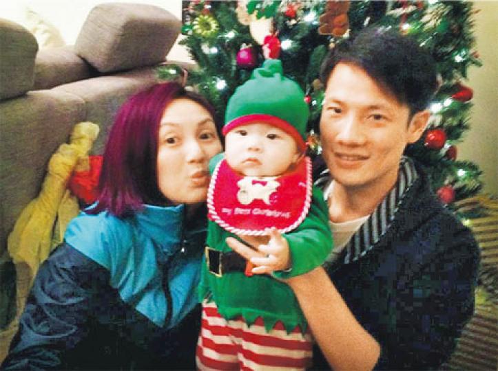 千嬅與老公丁子高及囝囝開心歡度聖誕。(微博圖片) 千嬅與老公丁子高及囝囝開心歡度聖誕。(微博圖片)