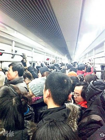 法拉將自己迫地鐵時拍下的照片上載微博,引發1600名網民回應。(微博圖片) 法拉將自己迫地鐵時拍下的照片上載微博,引發1600名網民回應。(微博圖片)