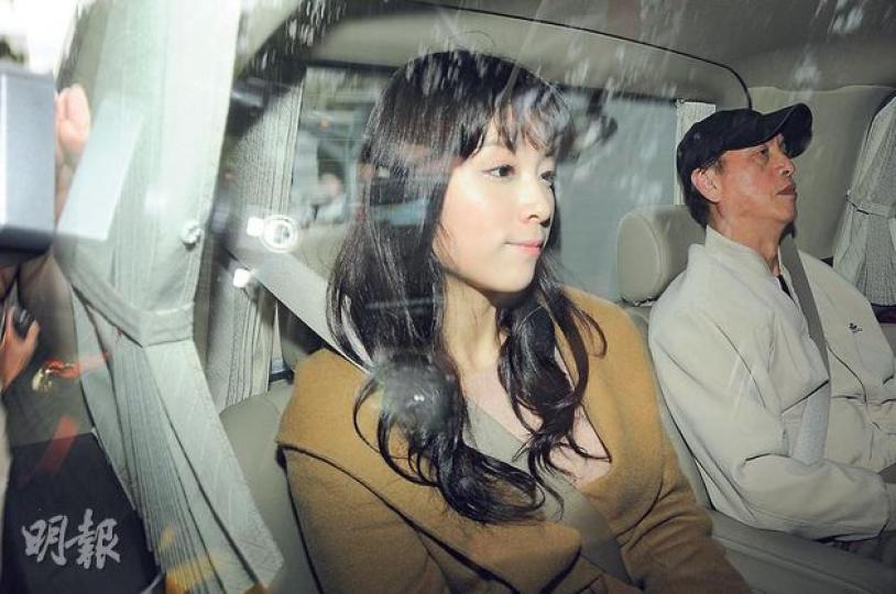 張慧雯乘坐七人車離開警署時,神情鎮定且露出微笑,反而身旁男子則神情嚴肅。(攝影/記者﹕梁榮達)昔日藝人盧敏儀以律師身分陪同張慧雯到上水警署報到。(攝影/記者﹕梁榮達) 張慧雯乘坐七人車離開警署時,神情鎮定且露出微笑,反而身旁男子則神情嚴肅。(攝影/記者﹕梁榮達)昔日藝人盧敏儀以律師身分陪同張慧雯到上水警署報到。(攝影/記者﹕梁榮達)