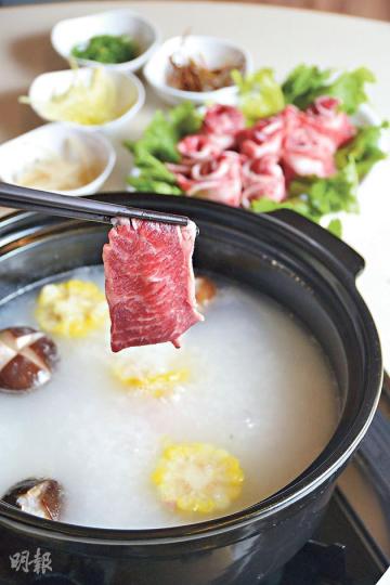 雞湯粥底火鍋 - 用清雞湯熬粥,另跟薑絲、葱粒等配料。粥底火鍋跟濃味配料最匹配。($68)(陳淑安、葉思雅攝)珊瑚蚌、鯇魚片 - 老闆家住赤柱,常跟相熟漁民直接取貨,不想吃貴價海魚,亦有這些親民選擇——鯇魚片鮮味濃而肉質結實,珊瑚蚌爽脆。(前:新鮮鯇魚片$45;後:珊瑚蚌$68)(陳淑安、葉思雅攝)手打豬肉丸 - 肥瘦肉比例為2:8,以人手打成肉丸,肉質彈牙。($68)(陳淑安、葉思雅攝)花雕雞子 - 用花雕酒浸過雞子,酒香更吊起鮮甜味。($45)(陳淑安、葉思雅攝) 雞湯粥底火鍋 - 用清雞湯熬粥,另跟薑絲、葱粒等配料。粥底火鍋跟濃味配料最匹配。($68)(陳淑安、葉思雅攝)珊瑚蚌、鯇魚片 - 老闆家住赤柱,常跟相熟漁民直接取貨,不想吃貴價海魚,亦有這些親民選擇——鯇魚片鮮味濃而肉質結實,珊瑚蚌爽脆。(前:新鮮鯇魚片$45;後:珊瑚蚌$68)(陳淑安、葉思雅攝)手打豬肉丸 - 肥瘦肉比例為2:8,以人手打成肉丸,肉質彈牙。($68)(陳淑安、葉思雅攝)花雕雞子 - 用花雕酒浸過雞子,酒香更吊起鮮甜味。($45)(陳淑安、葉思雅攝)