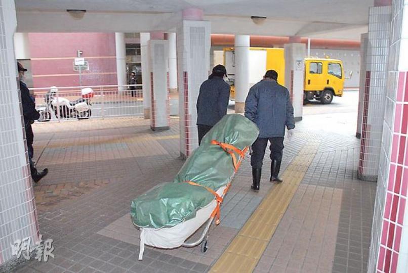本港昨錄得3宗長者猝死個案,其中居於油塘邨華塘樓的66歲老翁(圖),親友昨晨登門造訪時發現他倒斃牀上,屍體其後由仵工舁走。(雲錦鋒攝)(明報製圖) 本港昨錄得3宗長者猝死個案,其中居於油塘邨華塘樓的66歲老翁(圖),親友昨晨登門造訪時發現他倒斃牀上,屍體其後由仵工舁走。(雲錦鋒攝)(明報製圖)