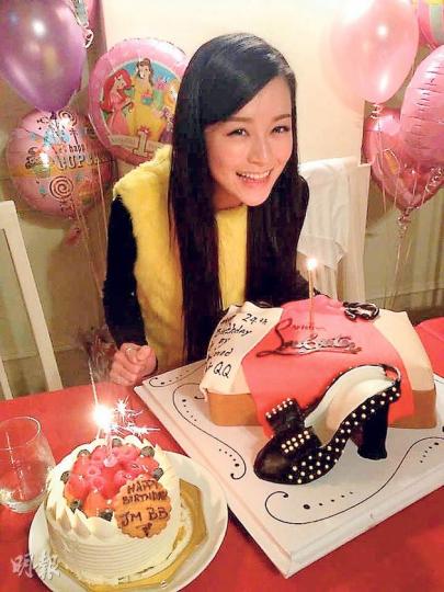 Janice Man生日切蛋糕切到手軟。(微博圖片) Janice Man生日切蛋糕切到手軟。(微博圖片)