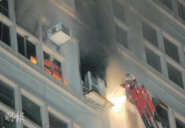 火警期間，消防員升起雲梯射水及進入火場搜救，但因大廈消防升降機故障，消防員要攜同裝備沿樓梯步行上10樓火場灌救。（蔡方山攝）