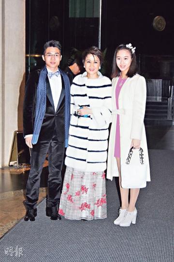 四太梁安琪前晚在大子何猷亨及細女何超欣陪同下到場。(攝影﹕梁迺楠)何猷君與西班牙籍女友Francesca手拖手到場,十分甜蜜。(攝影﹕梁迺楠)何超盈穿上黑色長裙出席倒數派對。(攝影﹕梁迺楠) 四太梁安琪前晚在大子何猷亨及細女何超欣陪同下到場。(攝影﹕梁迺楠)何猷君與西班牙籍女友Francesca手拖手到場,十分甜蜜。(攝影﹕梁迺楠)何超盈穿上黑色長裙出席倒數派對。(攝影﹕梁迺楠)