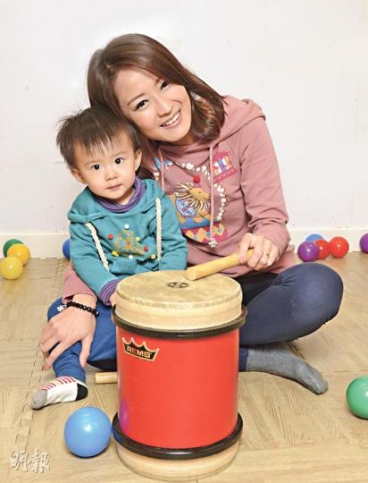 陳倩揚表示兒子羲廷十分喜歡聽音樂，看到課室內的小鼓，便忍不住要媽媽和他jam歌。（陳淑安攝）陳倩揚十分享受和兒子一起的時光，照顧孩子事事親力親為。（陳淑安攝）