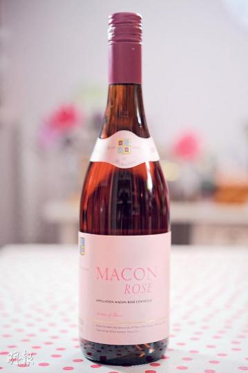 Macon Rosé 2010來自法國Burgundy，獲Decanter World Wine Award 2012推薦，帶有新鮮的野生紅莓、車厘子及黑加侖子果香味，口感清新。（$98，b）（葉思雅攝）