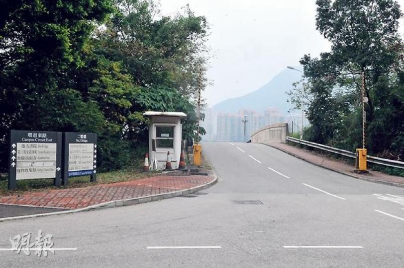 中文大學崇基路入口的更亭無人看守，日間閘桿常開（圖），凌晨1時後才會關上。昨凌晨4名男女在蘭桂坊飲酒後乘的士返中大時被閘桿所阻，其中一外籍漢拉起閘桿「強闖」，正被警方通緝。（林智傑攝）