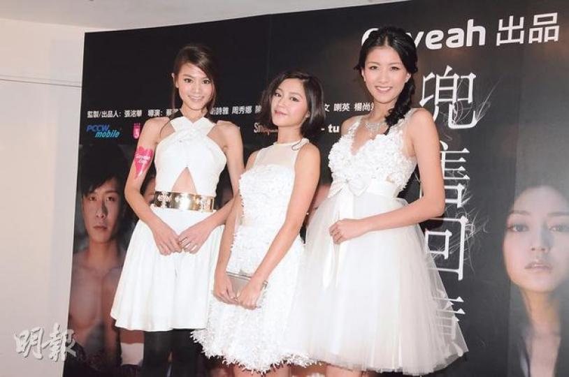 周秀娜(左起)、衛詩雅及陳嘉桓前晚變身白雪公主出席首映。(攝影:孫華中) 周秀娜(左起)、衛詩雅及陳嘉桓前晚變身白雪公主出席首映。(攝影:孫華中)