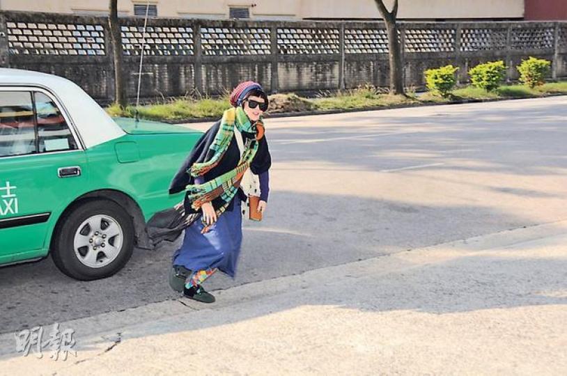 陳蕾改乘的士返公司上課,未知有無車費津貼呢?(攝影/記者:梁榮達)林紫君提早返學之餘更穿上禦寒衣物,醒目!(攝影/記者:梁榮達) 陳蕾改乘的士返公司上課,未知有無車費津貼呢?(攝影/記者:梁榮達)林紫君提早返學之餘更穿上禦寒衣物,醒目!(攝影/記者:梁榮達)