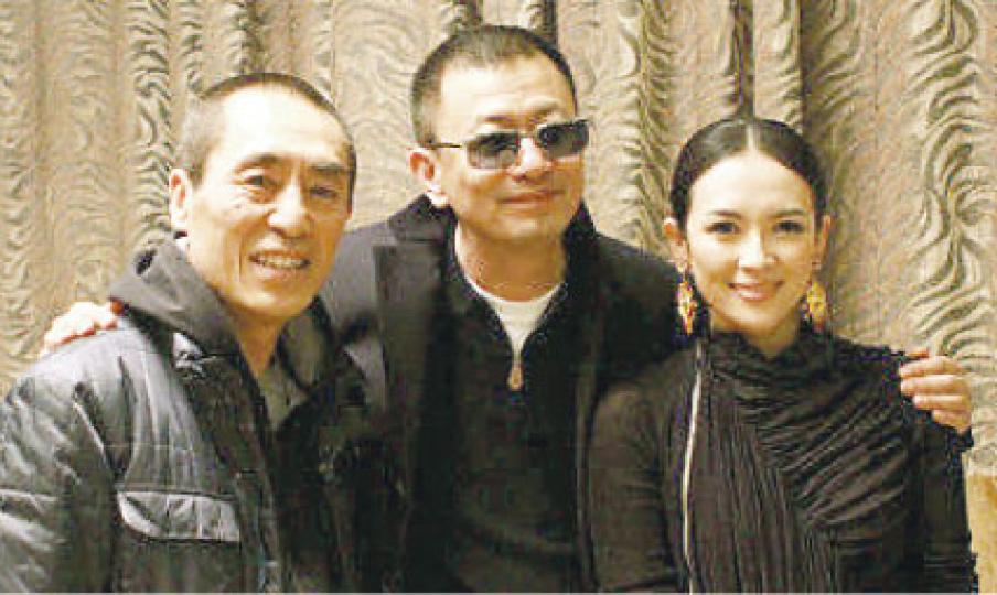 張藝謀(左)專誠往捧愛將章子怡(右)演的《一代宗師》,並與王家衛(中)識英雄重英雄。(微博圖片) 張藝謀(左)專誠往捧愛將章子怡(右)演的《一代宗師》,並與王家衛(中)識英雄重英雄。(微博圖片)