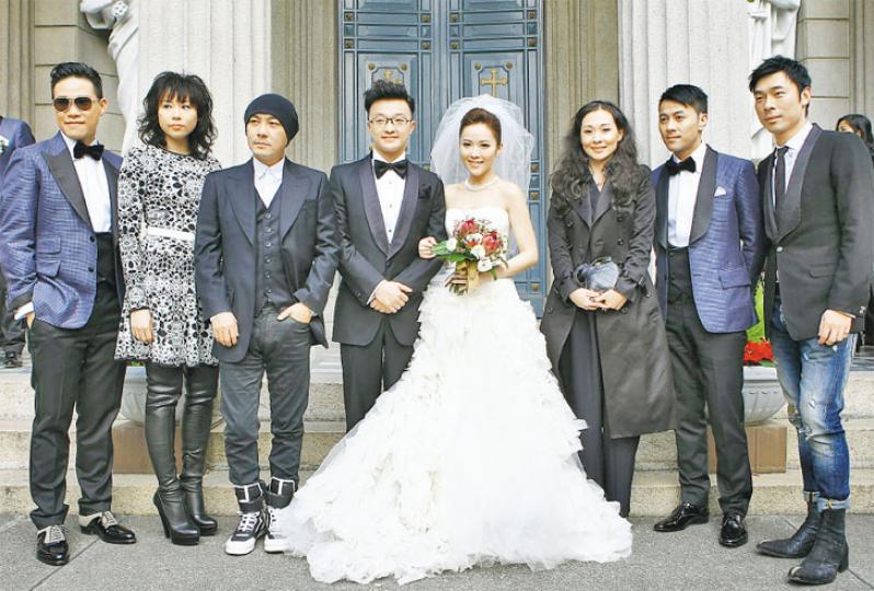 有線主播劉明軒與李彩華舊愛王傲山昨日舉行婚禮,蘇永康及梁漢文擔任兄弟團,許志安與張衛健則來觀禮。(攝影:鍾偉茵)一對新人深情對望兼惜惜(圓圖),甜蜜溫馨。(攝影:鍾偉茵)鄭文(左)與余思敏(右)做姊妹。(攝影:鍾偉茵)「細佬」險與舊愛安仔撞到正。(攝影:鍾偉茵) 有線主播劉明軒與李彩華舊愛王傲山昨日舉行婚禮,蘇永康及梁漢文擔任兄弟團,許志安與張衛健則來觀禮。(攝影:鍾偉茵)一對新人深情對望兼惜惜(圓圖),甜蜜溫馨。(攝影:鍾偉茵)鄭文(左)與余思敏(右)做姊妹。(攝影:鍾偉茵)「細佬」險與舊愛安仔撞到正。(攝影:鍾偉茵)