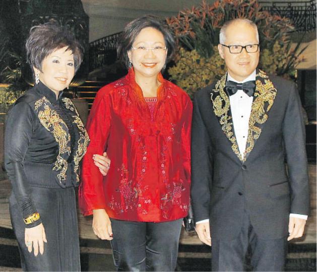 莎莎老闆郭少明與太太郭羅桂珍齊穿「黑色金龍」情侶裝,與紅噹噹打扮的特首夫人(中)成對比。(攝影/記者:林蘊兒)賭王四太梁安琪(右起)偕同女兒何超欣、兒子何猷亨出席,其中超欣梳了孖辮像時光倒流回到上海灘年代。(攝影/記者:林蘊兒)利孝和夫人(右)與女兒利蘊蓮(左)如餅印,兩母女連服裝打扮都口味相同。(攝影/記者:林蘊兒)緊貼潮流的阿叻變身「藍精靈」,與秀姑一身鑽飾行頭同樣搶鏡。(攝影/記者:林蘊兒)「玩具大王」蔡志明與太太蔡李惠莉也來道賀。(攝影/記者:林蘊兒) 莎莎老闆郭少明與太太郭羅桂珍齊穿「黑色金龍」情侶裝,與紅噹噹打扮的特首夫人(中)成對比。(攝影/記者:林蘊兒)賭王四太梁安琪(右起)偕同女兒何超欣、兒子何猷亨出席,其中超欣梳了孖辮像時光倒流回到上海灘年代。(攝影/記者:林蘊兒)利孝和夫人(右)與女兒利蘊蓮(左)如餅印,兩母女連服裝打扮都口味相同。(攝影/記者:林蘊兒)緊貼潮流的阿叻變身「藍精靈」,與秀姑一身鑽飾行頭同樣搶鏡。(攝影/記者:林蘊兒)「玩具大王」蔡志明與太太蔡李惠莉也來道賀。(攝影/記者:林蘊兒)