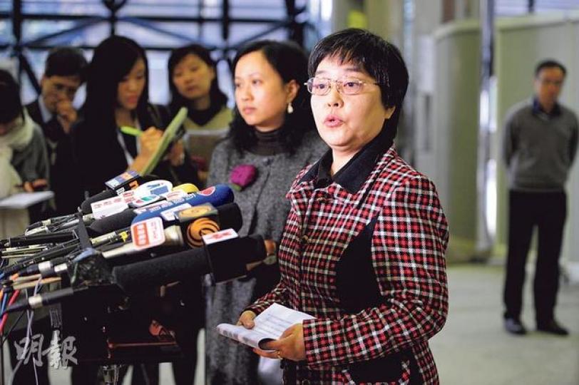 統計處長歐陽方麗麗(右)昨午於總部大堂回應問卷調查涉嫌造假事件。記者追問有前線人員指「造假」情况已持續多年,為何處方一直沒有發現?歐陽方麗麗表示要經新成立的調查小組調查後,才可交代真相。(尹錦恩攝)(明報製圖)(明報製圖) 統計處長歐陽方麗麗(右)昨午於總部大堂回應問卷調查涉嫌造假事件。記者追問有前線人員指「造假」情况已持續多年,為何處方一直沒有發現?歐陽方麗麗表示要經新成立的調查小組調查後,才可交代真相。(尹錦恩攝)(明報製圖)(明報製圖)