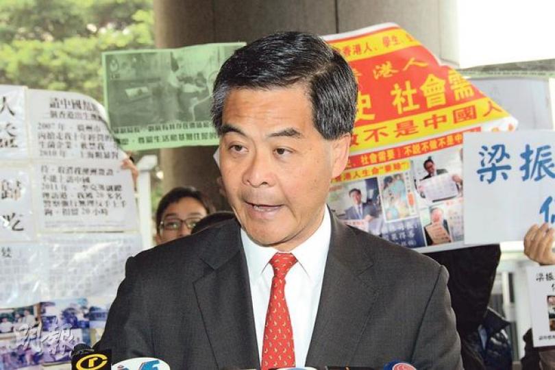 特首梁振英昨日出席行政會議前,主動提及統計處調查涉嫌造假的報道,強調特區政府非常重視事件。(陳淑安攝) 特首梁振英昨日出席行政會議前,主動提及統計處調查涉嫌造假的報道,強調特區政府非常重視事件。(陳淑安攝)