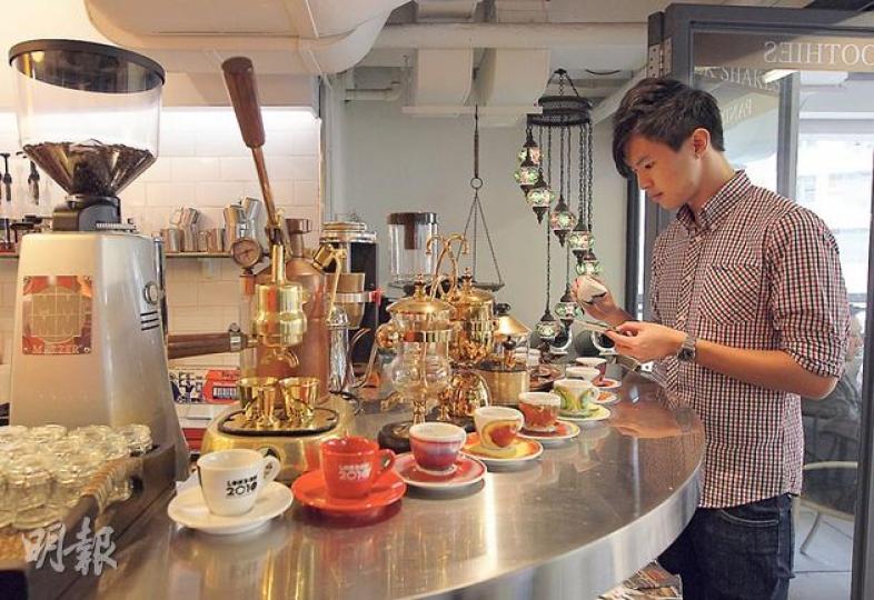 對咖啡有濃厚興趣的Marco,大學畢業後曾短暫加入咖啡店工作,他表示,為興趣不怕辛苦、低人工,長遠盼找到一份可提升自己或有前景的工作,形容工作應是「賣知識,而非『賣身』甚至賣掉人生」。(李澤彤攝) 對咖啡有濃厚興趣的Marco,大學畢業後曾短暫加入咖啡店工作,他表示,為興趣不怕辛苦、低人工,長遠盼找到一份可提升自己或有前景的工作,形容工作應是「賣知識,而非『賣身』甚至賣掉人生」。(李澤彤攝)