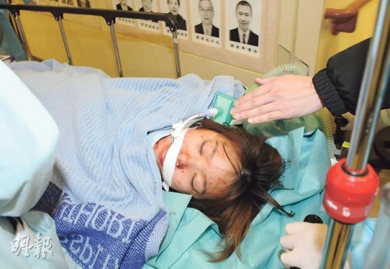 旺角花園街利興大樓一女子被前男友割傷頸致大量失血,送院急救後情况一度危殆,幸手術後好轉為「嚴重」。(蔡方山攝)警方在旺角花園街利興大樓傷人案現場調查,案中一女士被內地前男友以刀割傷頸動脈致一度命危。(蔡方山攝) 旺角花園街利興大樓一女子被前男友割傷頸致大量失血,送院急救後情况一度危殆,幸手術後好轉為「嚴重」。(蔡方山攝)警方在旺角花園街利興大樓傷人案現場調查,案中一女士被內地前男友以刀割傷頸動脈致一度命危。(蔡方山攝)