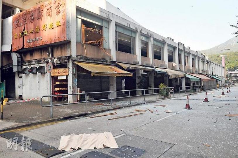 酒樓冷氣機雪種爆炸產生的氣流極為強勁,把全層逾10扇窗戶玻璃全震碎,玻璃碎佈滿馬路。(葉家豪攝)
酒樓冷氣機雪種爆炸產生的氣流極為強勁,把全層逾10扇窗戶玻璃全震碎,玻璃碎佈滿馬路。(葉家豪攝)