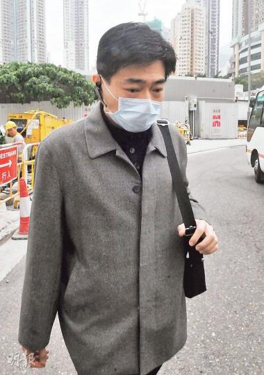 面對妻子勒死親兒再自縊的慘劇,港大講師于昕昨晨到域多利亞公眾殮房認屍時神情哀傷,並無回應記者問題。(林智傑攝)于昕在港大中文學院的辦公室桌面,擺放了他和10歲兒子于日勤仍是手抱嬰兒時的合照。(林智傑攝)任職港大中文學院講師並疑有婚外情的于昕,其港大辦公室擺放了數張他與妻兒的合照,包括他和妻子雷妙雯的婚紗照。(黃熙麗攝) 面對妻子勒死親兒再自縊的慘劇,港大講師于昕昨晨到域多利亞公眾殮房認屍時神情哀傷,並無回應記者問題。(林智傑攝)于昕在港大中文學院的辦公室桌面,擺放了他和10歲兒子于日勤仍是手抱嬰兒時的合照。(林智傑攝)任職港大中文學院講師並疑有婚外情的于昕,其港大辦公室擺放了數張他與妻兒的合照,包括他和妻子雷妙雯的婚紗照。(黃熙麗攝)