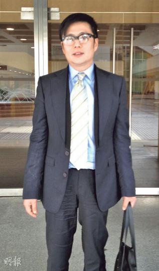 鄭威濤昨到庭作供，被代表李德麟的資深大律師質疑只講自己的「威水史」。（黃建邦攝）扒王之王老闆李德麟的女兒李依琳（左）昨由外籍男友人（右）陪同到庭聽審。她昨在庭上聽得沉悶，一度挨在男友人的膊頭上。（黃建邦攝）