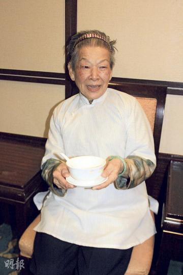 在昨日活動中,當過媽姐的羅五女悉心塗上胭脂口紅,提起由她一手湊大的女少主每日致電她問好,立即笑不攏嘴。(邱雅錡攝) 在昨日活動中,當過媽姐的羅五女悉心塗上胭脂口紅,提起由她一手湊大的女少主每日致電她問好,立即笑不攏嘴。(邱雅錡攝)