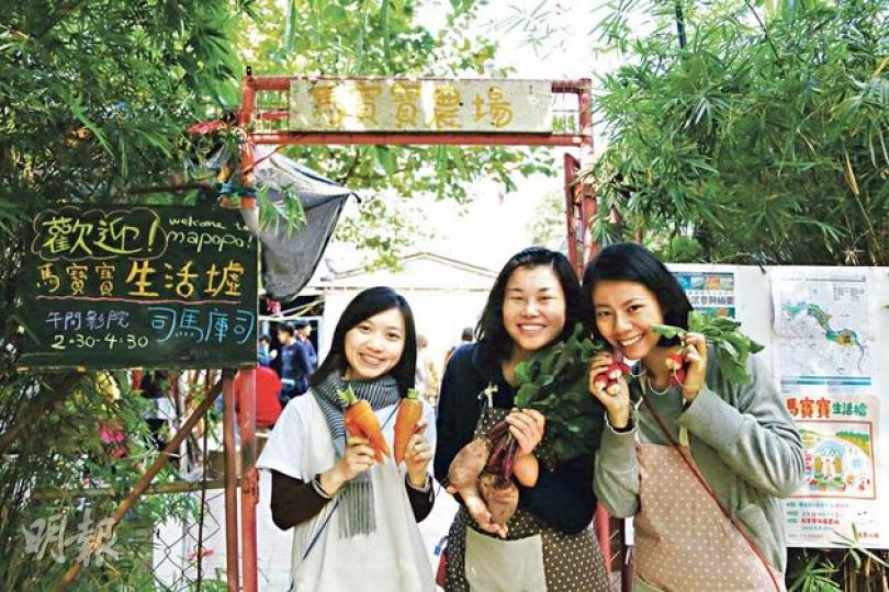 馬寶寶生活墟（李佩雯攝）馬屎埔靚菜（李佩雯攝）區太﹕兩母子一條心打理農田，種出馬屎埔靚菜。（李佩雯攝）浩旼﹕回到成長地，使用永續農法，種出肥蘿蔔。（李佩雯攝）容老太﹕本地薑珍罕，許多農夫不肯種，要種好耐。（李佩雯攝）雯﹕手做伯爵茶蘋果味果醬！（李佩雯攝）Marsha、死貓﹕繼續推廣活版印刷的工藝和文化，推動創意印藝。（李佩雯攝）Bella﹕街上不是商場就是連鎖店，有生活墟很難得。（李佩雯攝）活字揮春（李佩雯攝）即製有機花生糖$30/100g（李佩雯攝）