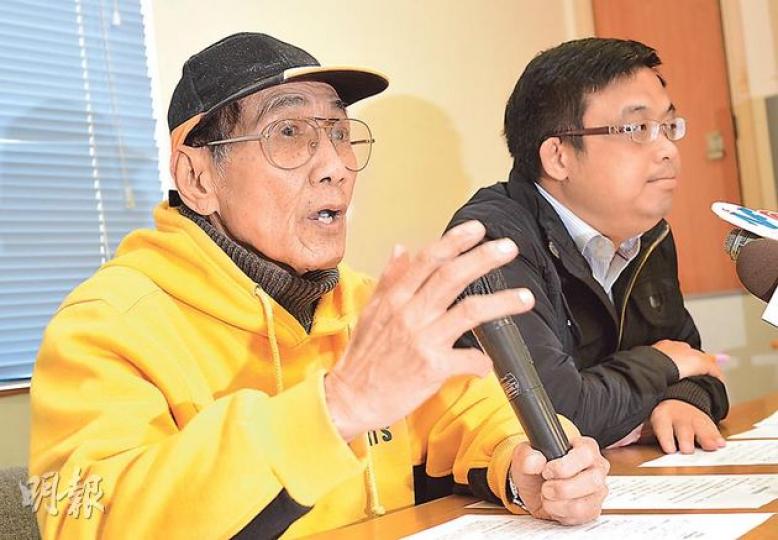 粵語片演員麥基（左）承認自己「貪小便宜」，聽信友人介紹斥60萬元投資，卻無法如期收回本金，因此呼籲市民不要誤信友人說話。圖右為立法會議員涂謹申。（盧翊銘攝）