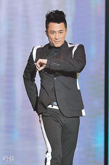 林峯指兩司儀窒他無獎就返屋企做生意的棟篤笑很爛。（攝影：鍾偉茵、梁迺楠）傳不和的鄧紫棋與謝安琪在台上有講有笑。（攝影：鍾偉茵、梁迺楠）