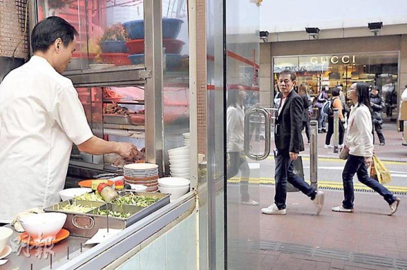 駱克道利苑粥麵42年前開業時，對面是木材店，「一樁樁木頭放響度」，接近半個世紀後的今天，粥麵店還是為客人煮豬膶粥，木材店卻成為賣幾千元一個手袋的名店Gucci。（葉家豪攝）銅鑼灣崇光後面一段駱克道最後一間食肆利苑粥麵，因業主大幅加租，決定本月29日結業，暫時未有計劃另覓地點繼續經營。（葉家豪攝）