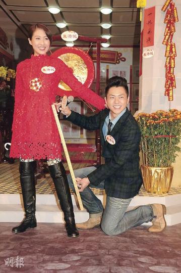 陳敏之與森美昨日以「情侶檔」出席商演,兩人又互窒放笑彈。(攝影﹕孫華中)森美笑言單車是問許紹雄借的,走得比私家車還要快。(攝影﹕孫華中) 陳敏之與森美昨日以「情侶檔」出席商演,兩人又互窒放笑彈。(攝影﹕孫華中)森美笑言單車是問許紹雄借的,走得比私家車還要快。(攝影﹕孫華中)