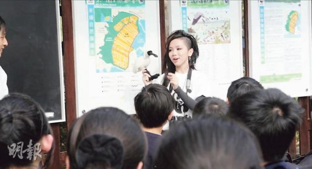 G.E.M.介紹黑臉琵鷺被小朋友考起。(微博圖片) G.E.M.介紹黑臉琵鷺被小朋友考起。(微博圖片)