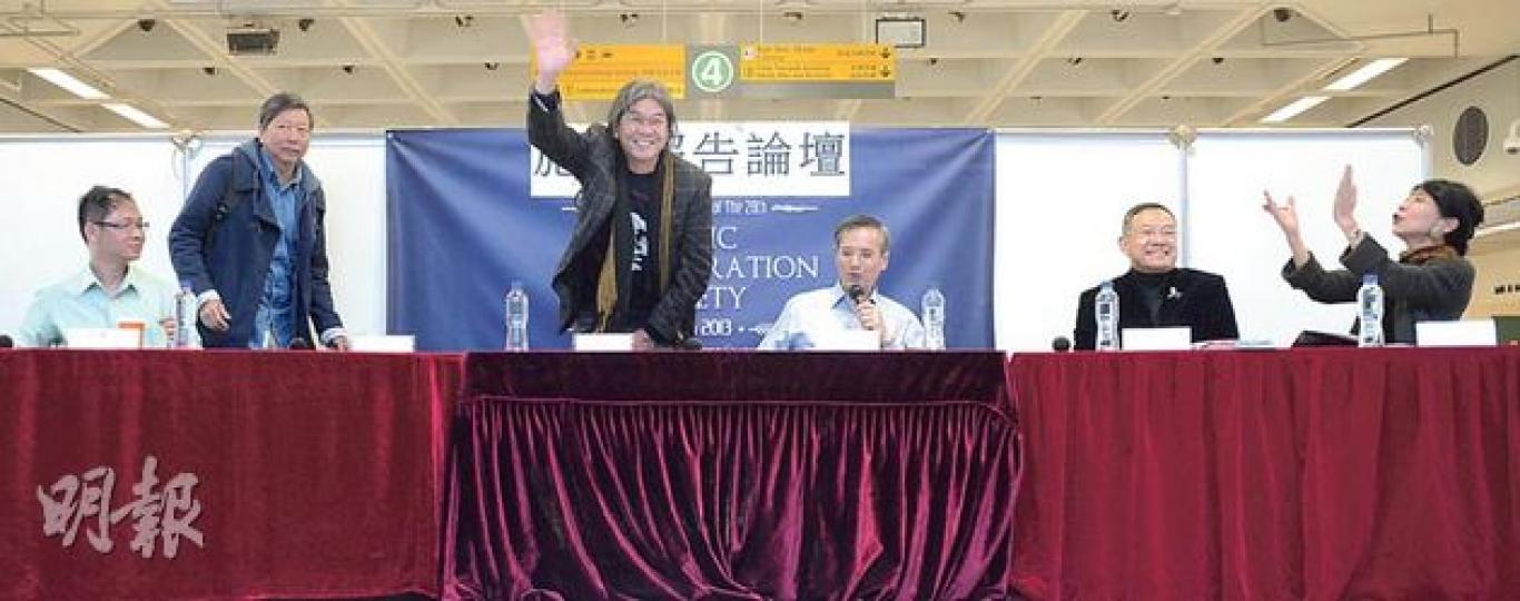城大噚日舉行施政報告論壇,本來劉夢熊有受邀請,但係佢稱病缺席,其他嘉賓包括民主黨蔡耀昌(左起)、工黨李卓人、社民連梁國雄、主持謝志峰、獨立謝偉俊同公民黨毛孟靜。(余俊亮攝) 城大噚日舉行施政報告論壇,本來劉夢熊有受邀請,但係佢稱病缺席,其他嘉賓包括民主黨蔡耀昌(左起)、工黨李卓人、社民連梁國雄、主持謝志峰、獨立謝偉俊同公民黨毛孟靜。(余俊亮攝)