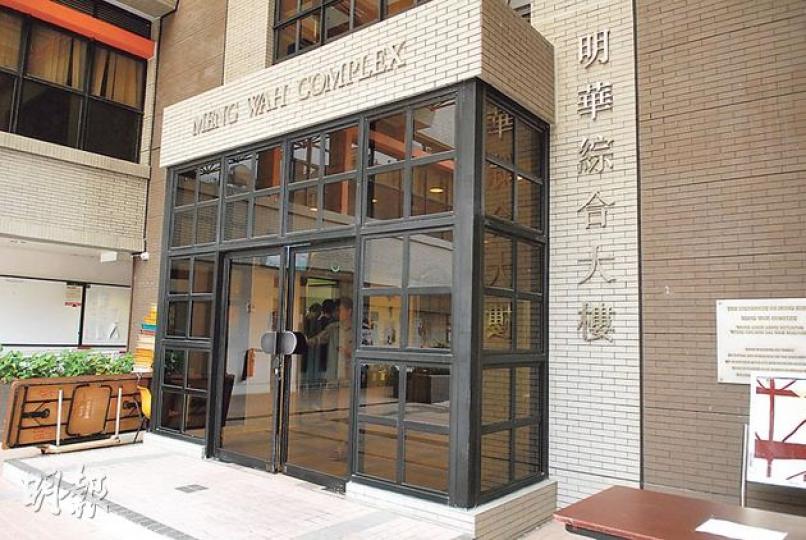 港大明華綜合大樓一年內兩度遇竊,位於6樓的教育學院昨被盜去多部手提電腦及攝錄機等教學器材,總損失近10萬元。(伍浦鋒攝) 港大明華綜合大樓一年內兩度遇竊,位於6樓的教育學院昨被盜去多部手提電腦及攝錄機等教學器材,總損失近10萬元。(伍浦鋒攝)